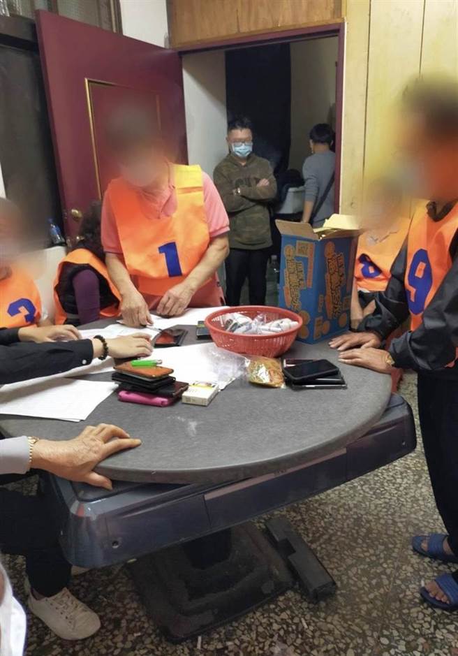 三峡分局接获情报通知，破门查缉赌场，意外惊见赌场负责人是三峡添福里前里长陈嫌，事后依涉嫌赌博罪，将他移送法办。（三峡分局提供）