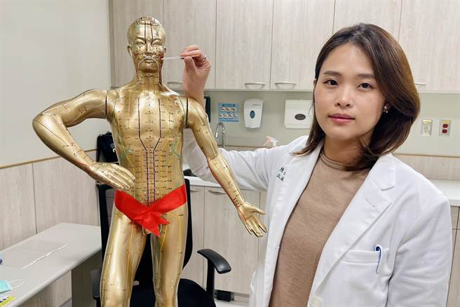 中醫大新竹附設醫院中醫科醫師陳亮宇建說，以往臉部針灸主要治療顏面神經麻痺的患者，近幾年從韓國開始流行將顏面針灸應用在中醫美容。（羅浚濱攝）