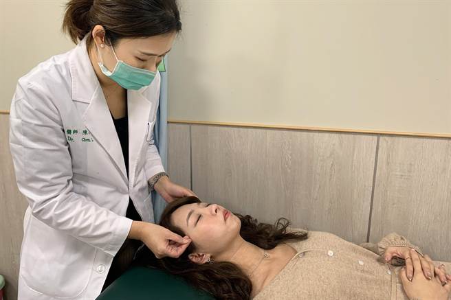中醫大新竹附設醫院中醫科醫師陳亮宇建說，美顏針可淡化細紋，改善大小臉，緊緻拉提並提亮膚色的效果。（羅浚濱攝）