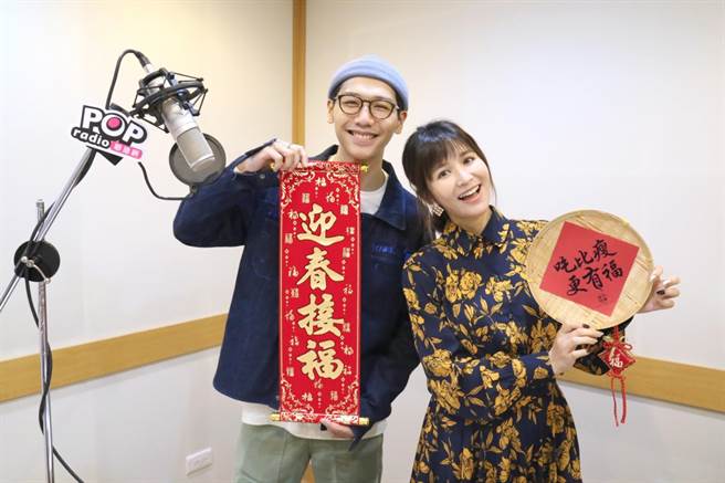 吴怡霈(右)唱歌有蔡旻佑(左)在旁鼓励信心十足,更放话若转战歌坛制作人一定要找蔡旻佑。（POP Radio提供）