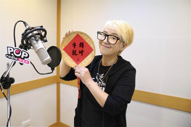 李明依暌违多年再进录音室唱歌自称老鸟，以说唱方式重新诠释POP Radio台呼。（POP Radio提供）