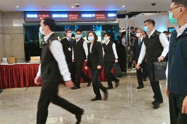 總統蔡英文(中)8日首度赴證交所視察，金管會主委黃天牧(右3)等相關部會級單位主管陪同。（記者林資傑攝）