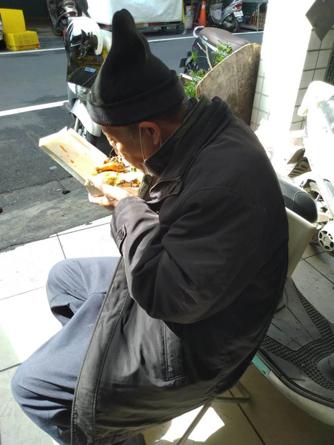 57年来不曾围炉，中风阿明接到寒士红包感动。(翻摄照片／蔡依珍桃园传真)