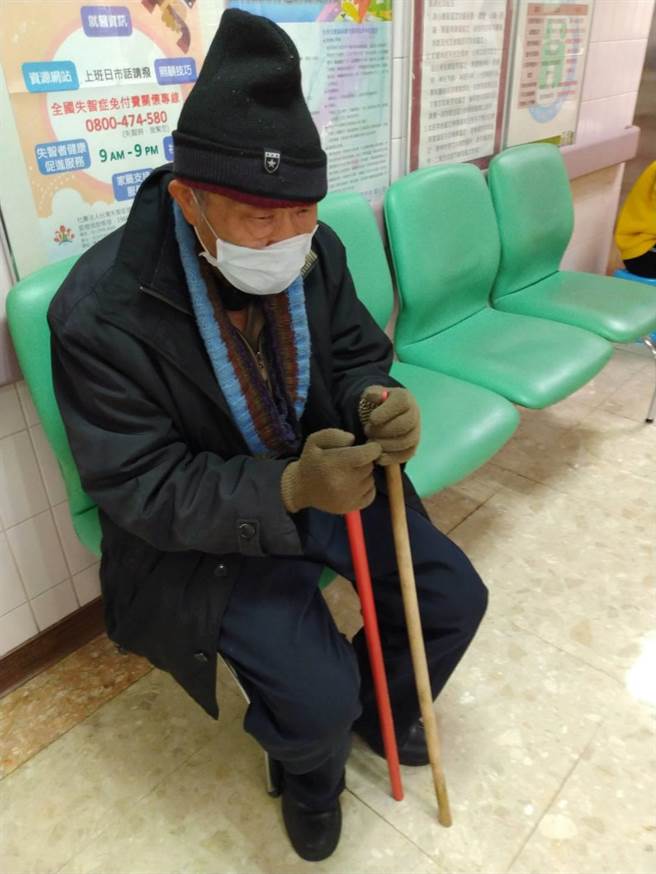 57年来不曾围炉，中风阿明接到寒士红包感动。(翻摄照片／蔡依珍桃园传真)