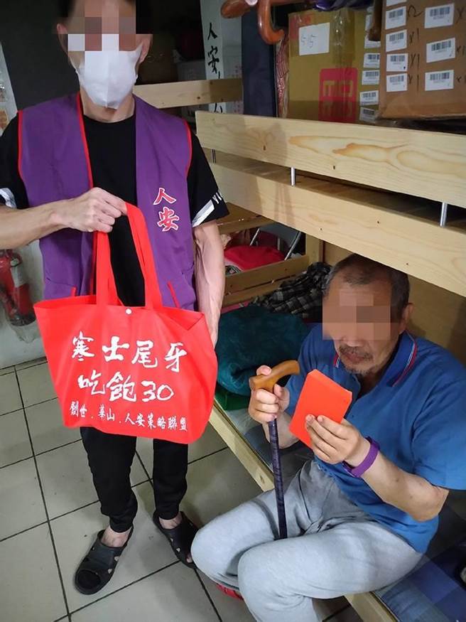 57年来不曾围炉，中风阿明接到寒士红包感动。(翻摄照片／蔡依珍桃园传真)