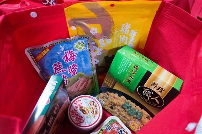 57年来不曾围炉，中风阿明接到寒士红包感动。(翻摄照片／蔡依珍桃园传真)