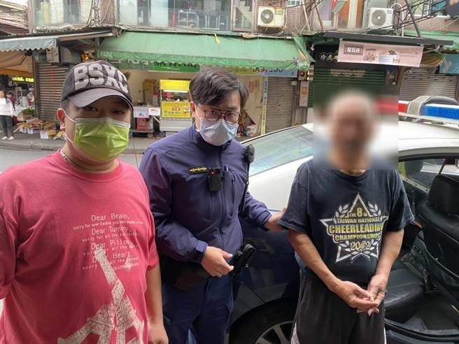 树林分局彭厝派出所员警查觉老翁神色有异，发现他有失智情况，立刻查明身份，联繫老翁家属。（树林分局提供）