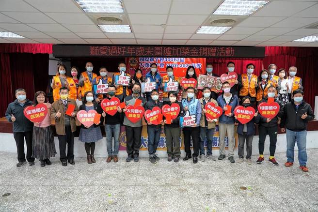 新北市大漢獅子會今舉辦「獅愛過好年‧歲末圍爐加菜金捐贈活動」，發放禮券給樹林各學校的弱勢學生，新北市議員洪佳君、社會局等單位皆出席響應。（記者蔡雯如攝）