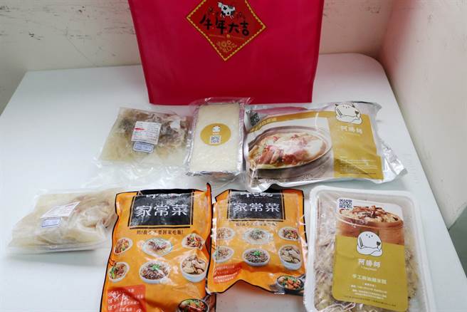 弘道个人式年菜五菜两汤，有麻油鸡米糕、狮子头白菜滷、白玉烩海鲜等。（卢金足摄）