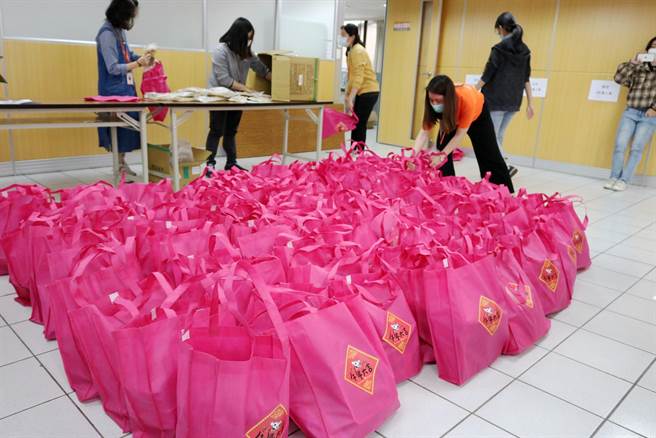 弘道基金会连续12年，在过年前夕出动「送年菜大队」，将个人式年菜送到长辈家中，让他们在除夕夜享用丰盛菜肴。（卢金足摄）