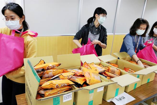 弘道基金会连续12年，在过年前夕出动「送年菜大队」，将个人式年菜送到长辈家中，让他们在除夕夜享用丰盛菜肴。（卢金足摄）