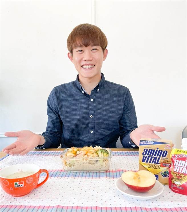 陈冠宇亲自下厨，为家人煮出营养均衡的胜利饭料理。(台湾味之素提供)