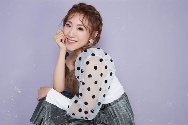 谢金晶日前拍新歌MV大秀美腿。（豪记唱片提供）