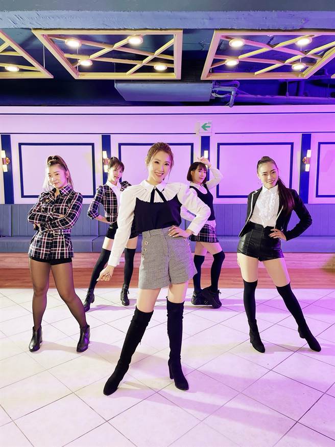 谢金晶日前拍新歌MV大秀美腿。（豪记唱片提供）