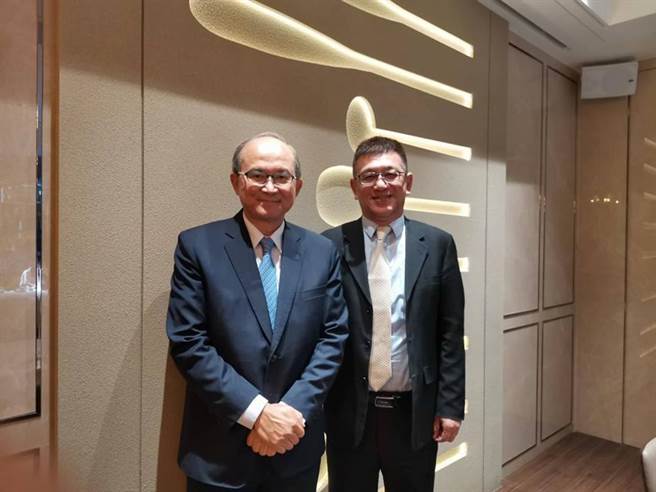 （左起中菲行總經理邱鈞榮與主管海運的副總林永川。圖／張佩芬攝）