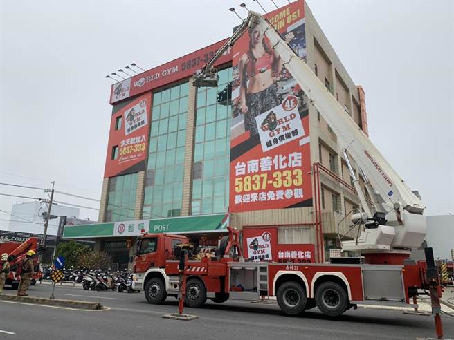 南市府消防局第四大队8日于健身中心，进行员工自卫消防编组训练。（第四大队提供／李宜杰台南传真）