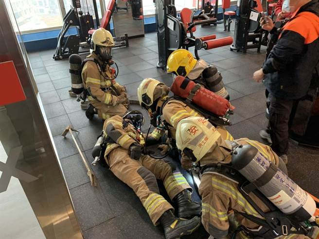 南市府消防局第四大队8日于健身中心，进行员工自卫消防编组训练。（第四大队提供／李宜杰台南传真）