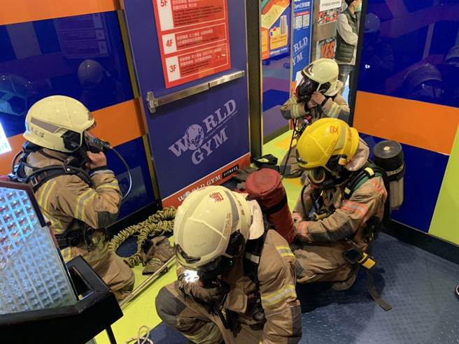 南市府消防局第四大队8日于健身中心，进行员工自卫消防编组训练。（第四大队提供／李宜杰台南传真）