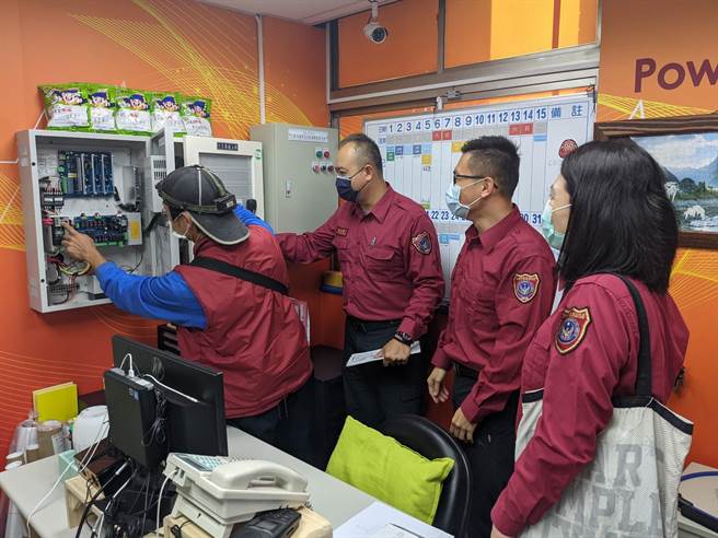 南市府消防局第四大队8日于健身中心，进行员工自卫消防编组训练。（第四大队提供／李宜杰台南传真）