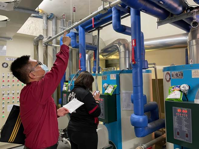 南市府消防局第四大队8日于健身中心，进行员工自卫消防编组训练。（第四大队提供／李宜杰台南传真）