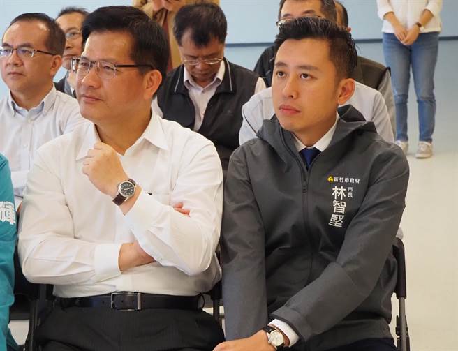 据传交通部规画主、副灯的展出地点都不在原主办地新竹市，被政治解读成是部长林佳龙（左）与市长林智坚有「心结」！图为过去林智坚向林佳龙简报新竹市大车站计画。（陈育贤摄）