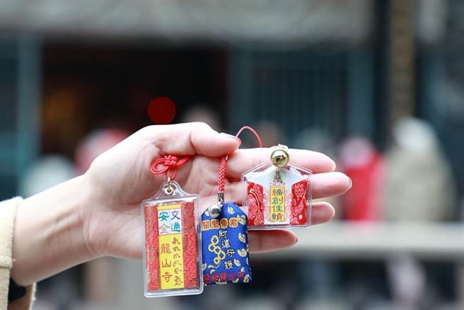 捷絲旅與晶泉丰旅推出走春祈福專案與在地廟宇聯手祈福，其中捷絲旅台北西門館入住即送萬華龍山寺經過香爐賜福的御守幸運護佑。（圖／捷絲旅提供）