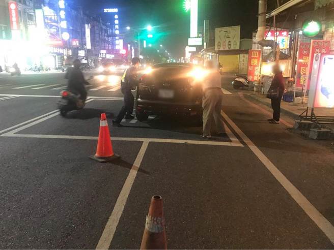 南市警永康分局員警7日晚間發現一對老夫婦的車輛因故障卡在路中，立刻下車協助同時疏導交通。（讀者提供／李宜杰台南傳真）