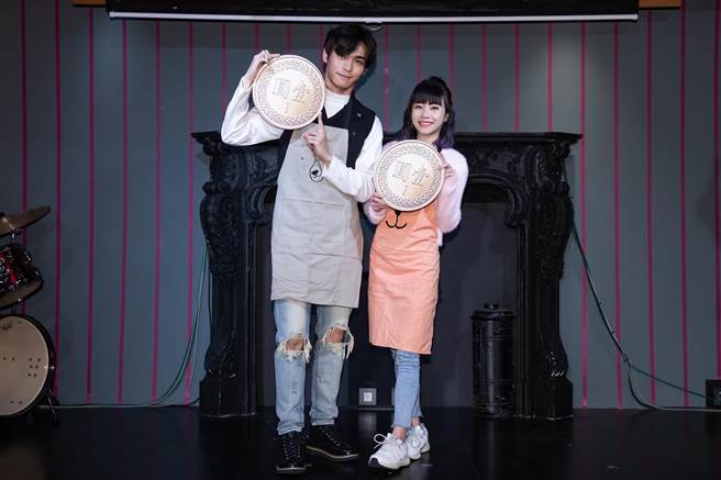 王振诺（左）与路路号召民眾捐助弱势家庭。（红心字会提供）