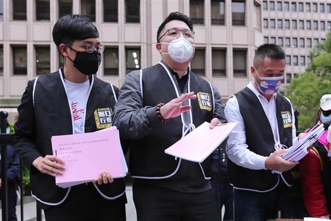 「刪Q行動」提案領銜人楊文元（中）8日正式向中選會提案。（黃世麒攝）
