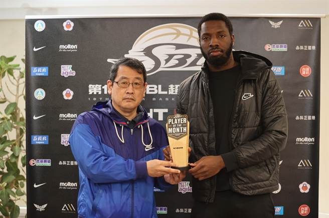 中华篮协秘书长李一中亲自颁发1月份最有价值球员奖杯给米勒。(中华篮协提供)