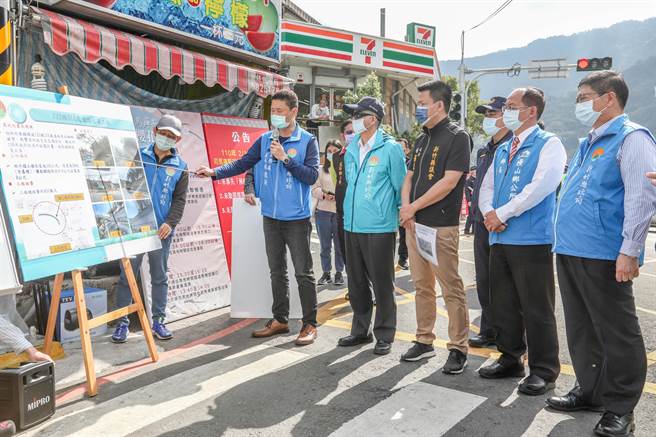 县长杨文科（右）听取相关单位春节期间对内湾和尖石进行的交通疏导措施。（罗浚滨摄） 