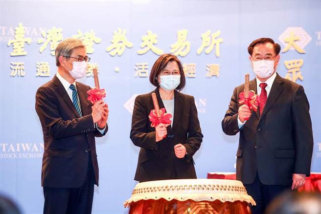蔡英文總統（中）8日至台北101大樓視察台灣證券交易所，與金管會主委黃天牧（左）、證交所董事長許璋瑤（右）一同擊鼓，祝賀證交所60週年慶。蔡英文表示，「再過2天就是春節連假，上周五（5日）股市已經順利封關，今天特別來證交所一趟，就是要謝謝大家辛苦確保股市運作順利。」（鄧博仁攝）