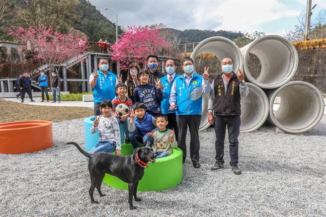 在野姜花公园游玩及溜狗的小朋友，很开心的与县长杨文科（右二）一起比YＡ！（罗浚滨摄）