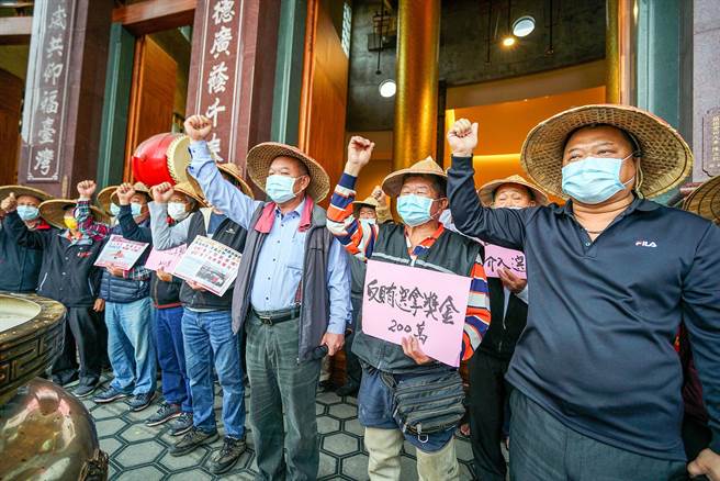 五結草笠仔會高喊「2月21農會改革！農民做主！」並指這次五結鄉農會代表改選賄影重重，要求檢調介入調查。（李忠一攝）