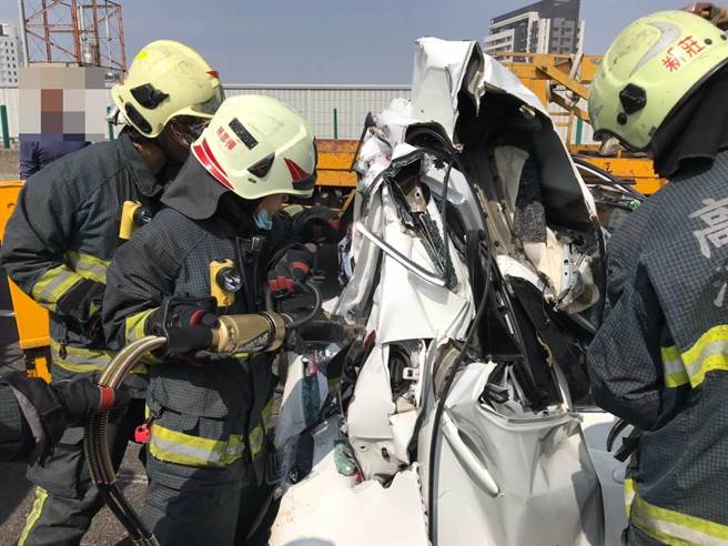 國10東向4.3公里8日上午11時26分發生4部車輛連環追撞事故，消防局人員到場搶救。（翻攝照片／林瑞益高雄傳真）