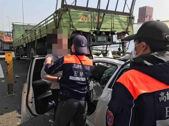 國10東向4.3公里8日上午11時26分發生4部車輛連環追撞事故，消防局人員到場搶救。（翻攝照片／林瑞益高雄傳真）