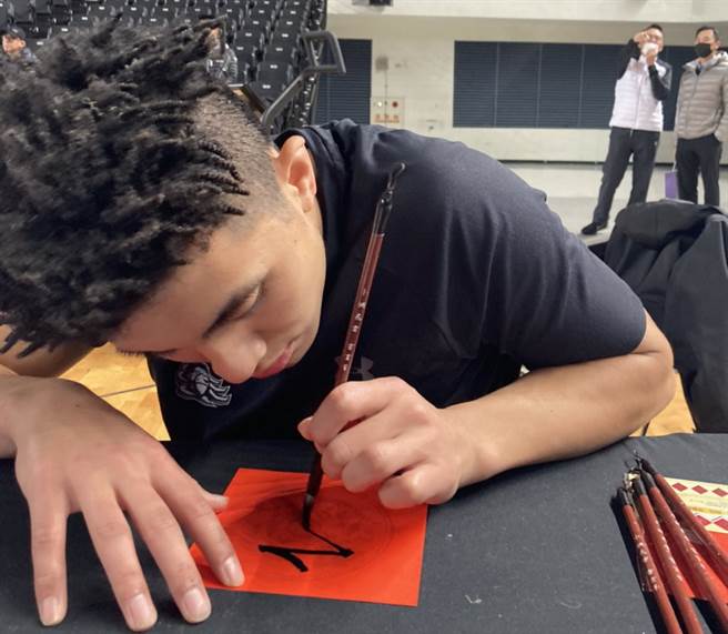 攻城狮后卫高国豪认真写着要送给球迷的春联。(攻城狮提供)