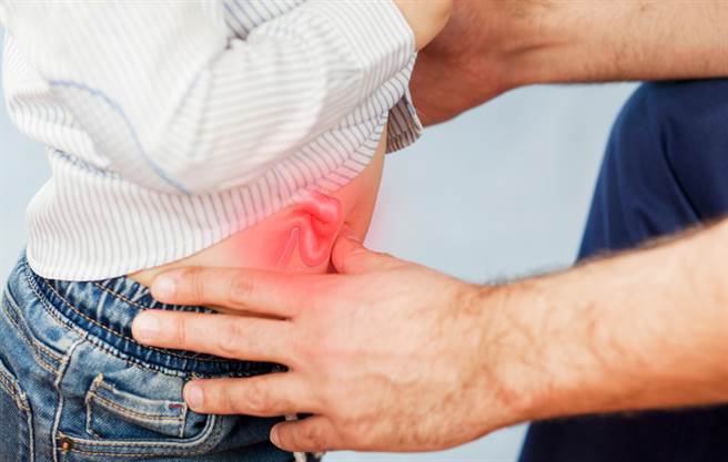 儿童腹股沟疝气绝大多数是间接型疝气，是一种先天性疾病，家长须留意。(示意图/Shutterstock)