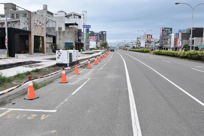 頭份市中央路改建工程即將完工啟用，頭份市公所預定從2月16日起對中央路全面收取停車費。（謝明俊攝）