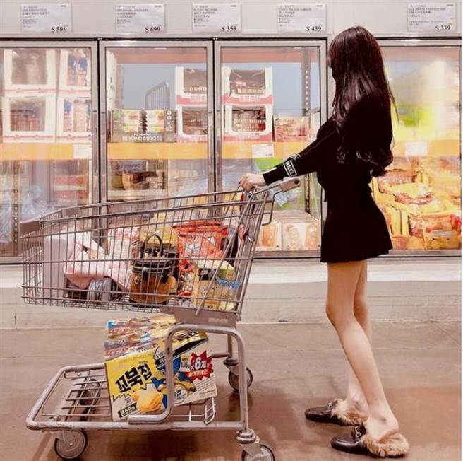 子涵现身好市多，一双长腿超吸睛。(图／翻摄自IG)