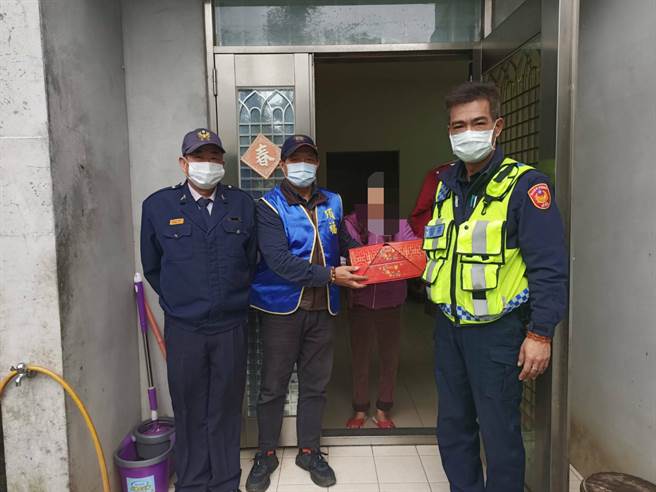 林口警所结合企业，寒冬送暖关怀弱势族群。(戴志扬翻摄)