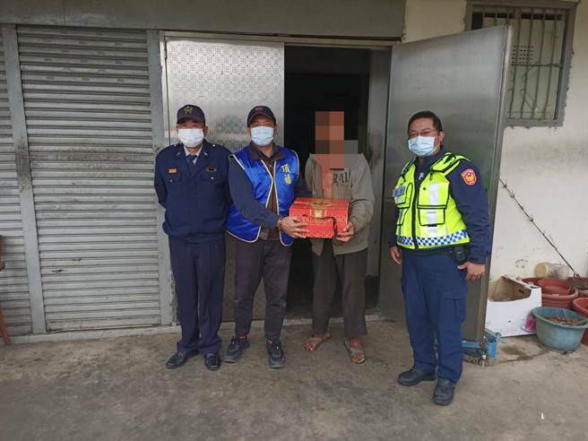 林口警所结合企业，寒冬送暖关怀弱势族群。(戴志扬翻摄)