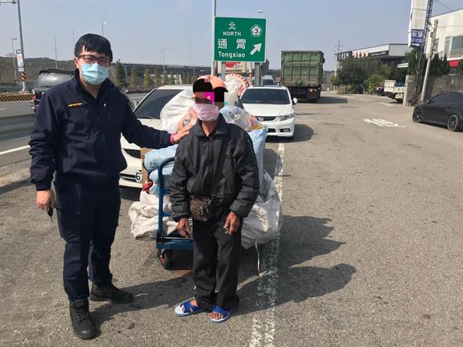 通霄警分局山脚派出所员警协助送老翁回租处。（通霄警分局提供／谢明俊苗栗传真）