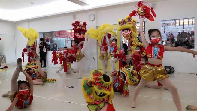 游月说舞团不畏疫情努力寻找全国赛事参赛机会，7日在全国艺术大赛中，勇夺14金1银佳绩，8日上午举办庆功宴，舞团演出得奖舞码。（谢琼云摄）