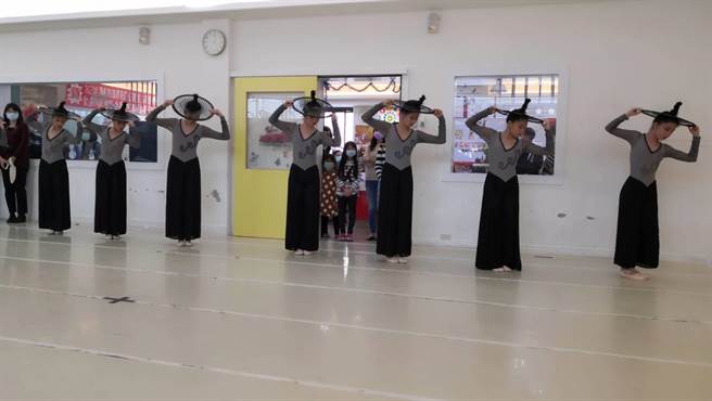 游月说舞团不畏疫情努力寻找全国赛事参赛机会，7日在全国艺术大赛中，勇夺14金1银佳绩，8日上午举办庆功宴，舞团演出得奖舞码。（谢琼云摄）