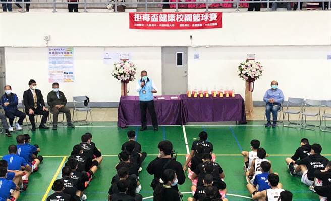 拒毒盃籃球賽2月4日開幕式，大誠高中張德宏校長到場為學生們加油打氣。(圖/永慶房屋提供)