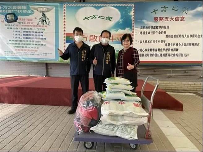 台中市警察局第六分局民防西屯中队前往位在大坑的十方启智文教基金会附设十方启能中心访视，关怀弱势族群温馨过新年。（民眾提供／卢金足台中传真）