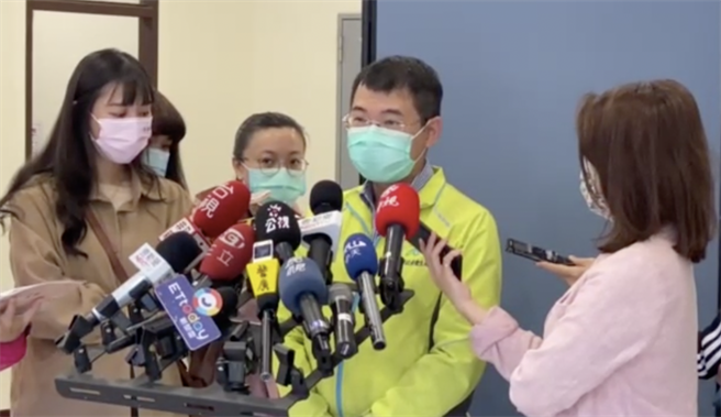 高市卫生局简任技正潘照颖（中）今指出，两名员警一採阴性，目前无社区扩散风险。（柯宗纬翻摄）