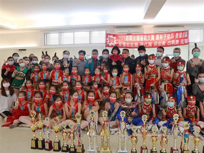 疫情严峻连带使得许多全国性表演艺术类学生竞赛取消，受影响的学生多达5000人，彰化员林游月说舞团仍然不放弃，努力寻找大型赛事参赛，展现集训成果。（员林市公所提供／谢琼云彰化传真）
