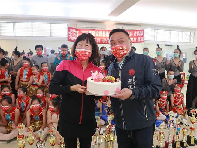 游月说舞团舞蹈老师游月说（左）和员林市长游振雄，2人刚好都是今天生日，在舞团庆功宴上一起庆生，也欣喜员林在地的舞团孩子们勇夺佳绩，是送他们最好的生日礼物。（员林市公所提供／谢琼云彰化传真）
